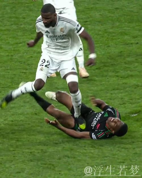 吕迪格因抛掷瓶子被红牌罚下,染红后试图冲向裁判被拦下 吕迪格因抛掷瓶子被红牌罚下,染红后试图冲向裁判被拦下